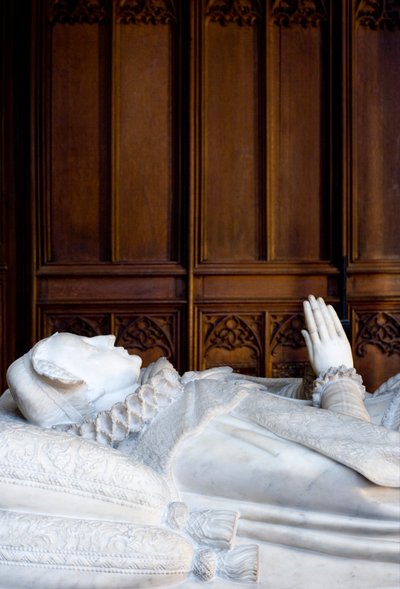 La tumba de María Reina de Escocia, isla sur de la Capilla de la Virgen, c.1612-13 de Cornelius and Cure, William Cure